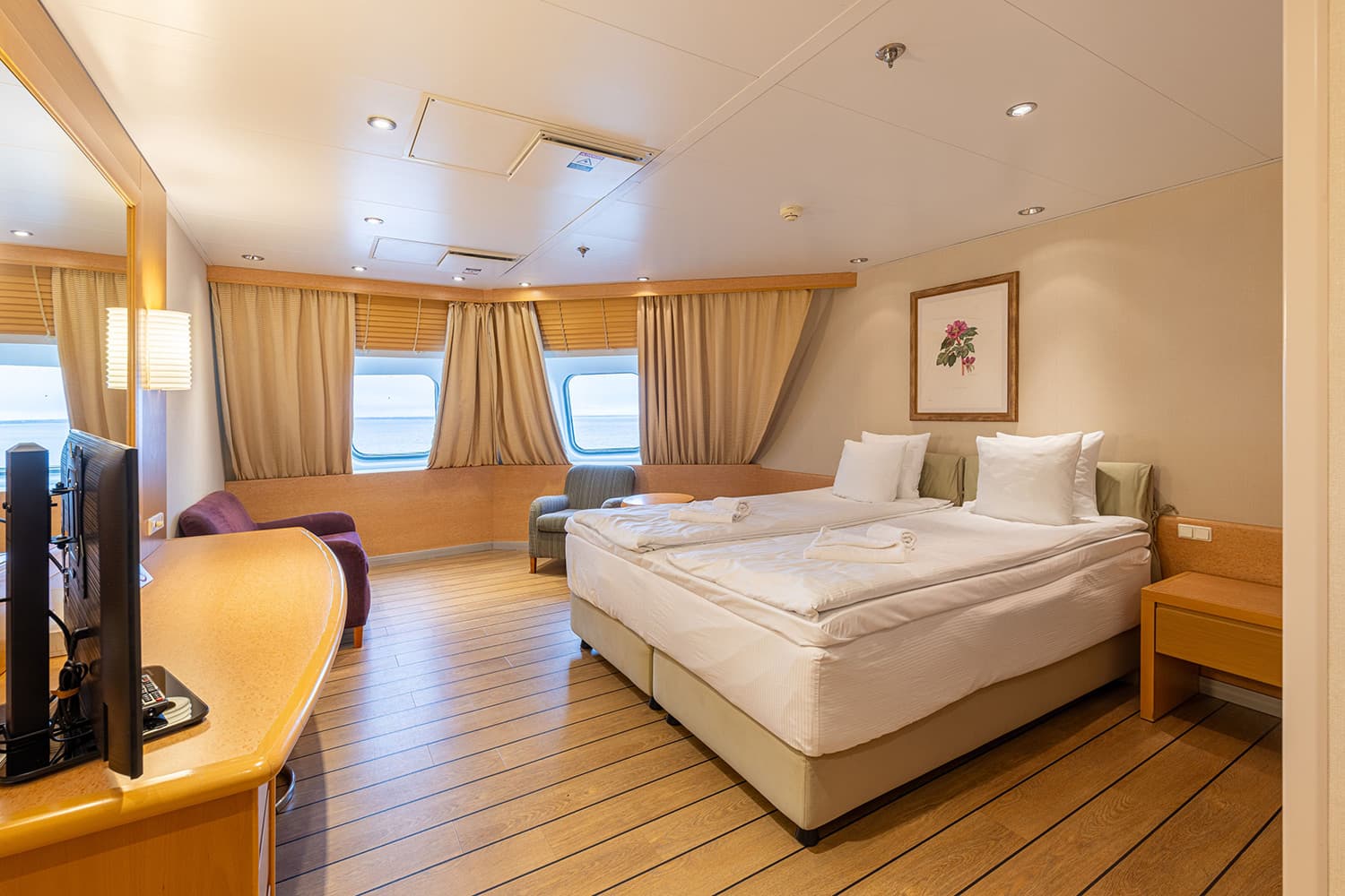 The Commodore Suite — double bed, lounge area and sea view